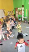 Dzieci podczas zabawy ruchowej z elementami liczenia.