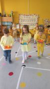 Wyścigi rzędów- przenoszenie cytryny na talerzu