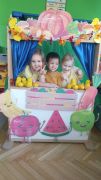 Dzieci pozują do zdjęcia przy fotobudce.