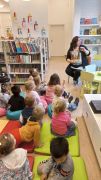 Dzieci siedzą i uważnie słuchają czytanego opowiadania.