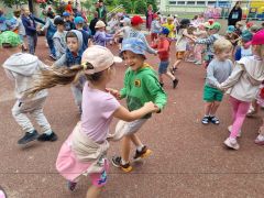 Dzieci tańczą w parach